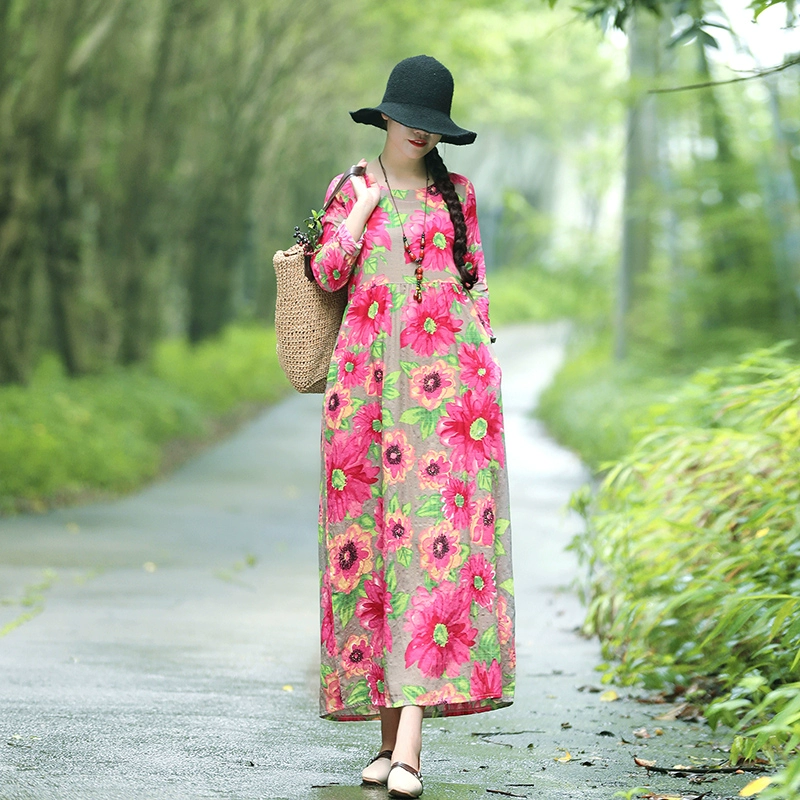 Phong cách dân tộc kích thước lớn tính khí của phụ nữ in áo dài cổ tròn văn học eo cao lỏng lẻo và áo dài cotton và lanh mỏng - Váy dài