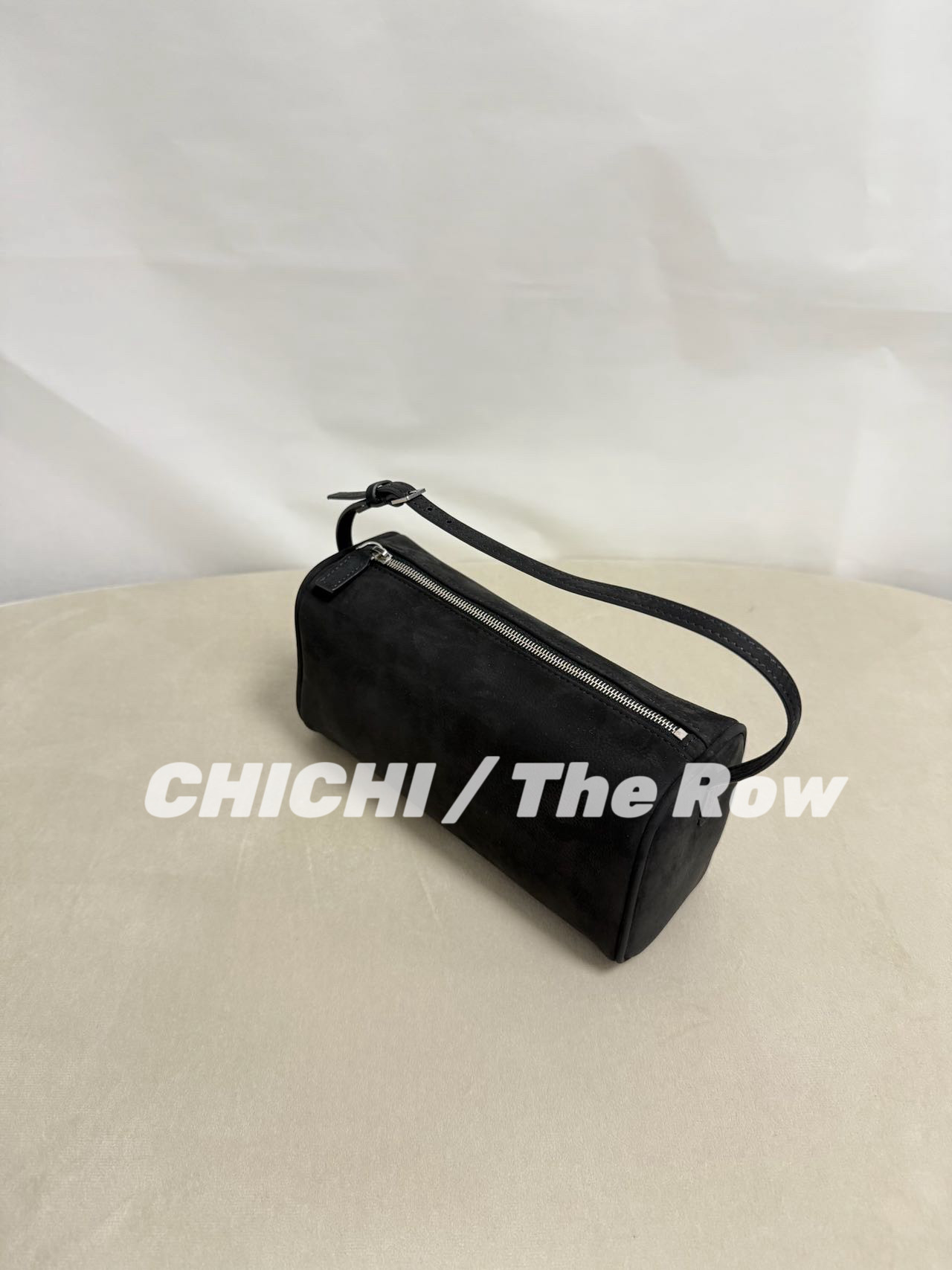 Клатч 【现货】chi｜the row 90s笔袋包黑色麂皮笔筒手提单肩手拿小方包