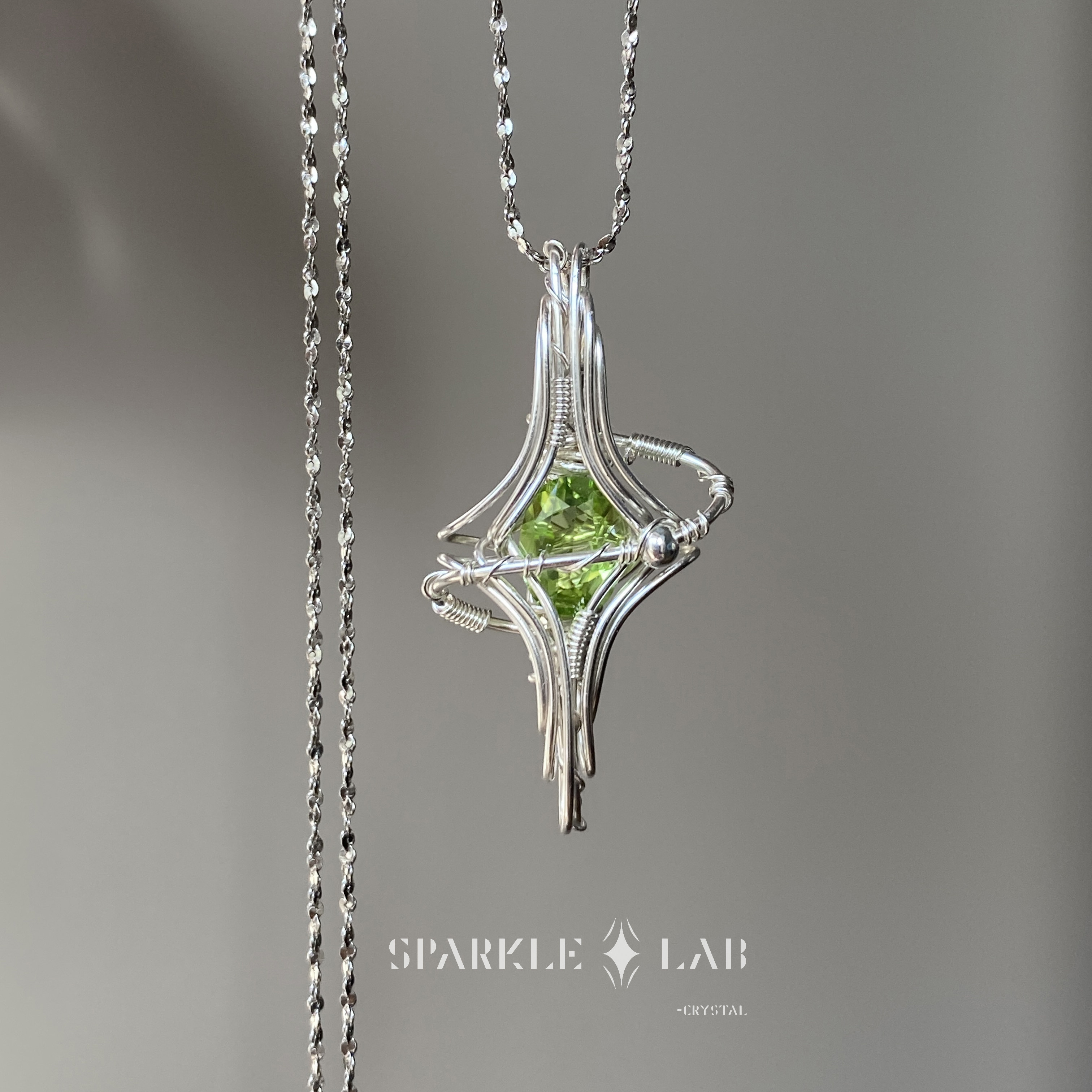 クリスタルスパークルラボ｜プラネタリーリングシリーズ｜天然ペリドットファセットカットスターリングシルバーワイヤーラップペンダントネックレスギフト
