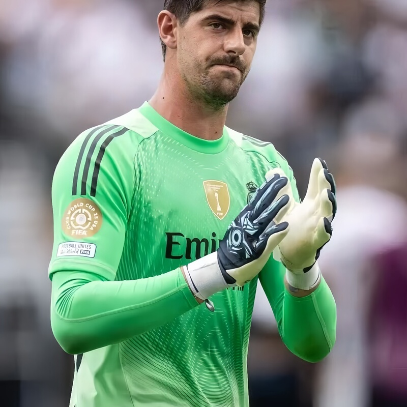25/26 Real Madrid New Green Short-Sleeved Goalkeeper Kit No. 1 Courtois Long-Sleeved Goalkeeper 25/26 Real Madrid New Green Short-Sleeved Goalkeeper Kit No. 1 Courtois Long-Sleeved Goalkeeper