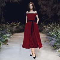 Бордовый, длинный, открытые плечи, средней длины