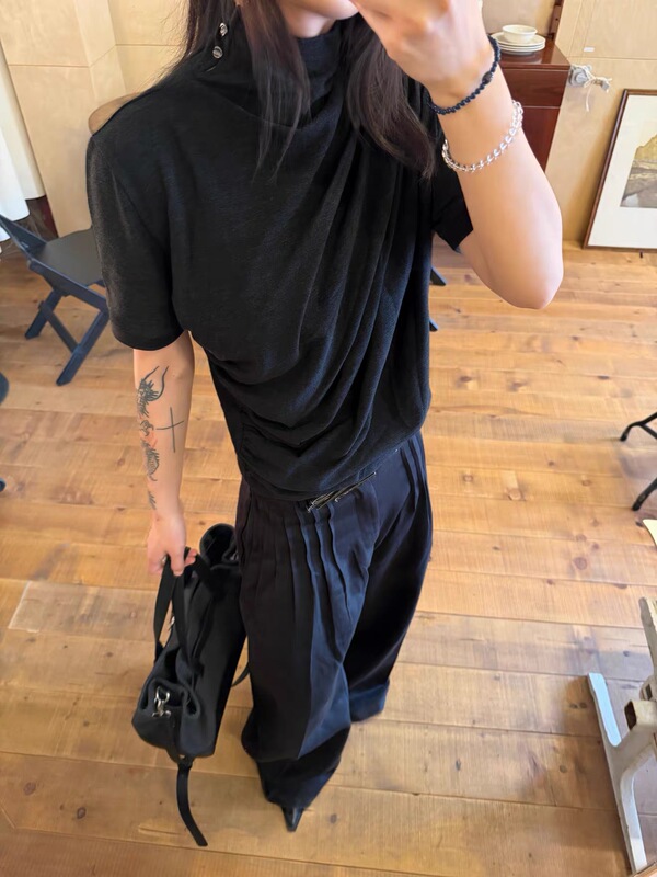 Pre'叠叙' Layered Design Pleated Elegant High-Tech Short Fitted Mid-Collar Couple Style Short-Sleeve T-Shirt Pre'叠叙' Layered Design Pleated Elegant High-Tech Short Fitted Mid-Collar Couple Style Short-Sleeve T-Shirt