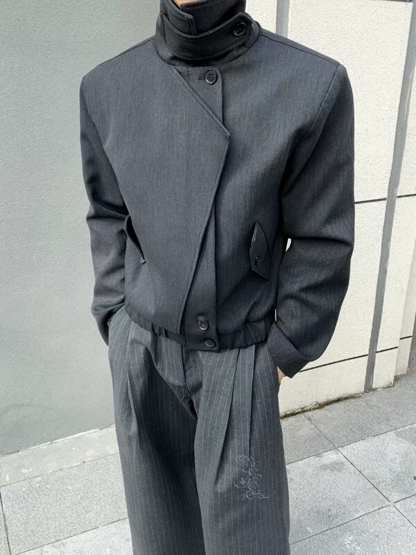 Pre Silhouette Wool Layered Placket Straight Shoulder Cleanfit Trendy Stand Collar Short Zipper Jacket Old Money Style Pre Silhouette Wool Layered Placket Straight Shoulder Cleanfit Trendy Stand Collar Short Zipper Jacket Old Money Style
