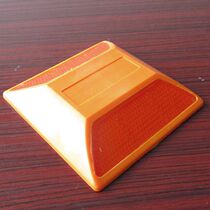 Double-sided plastic road stud Road protrusion road sign Double-sided reflective road stud Deceleration road stud Cast aluminum road stud reflective mark