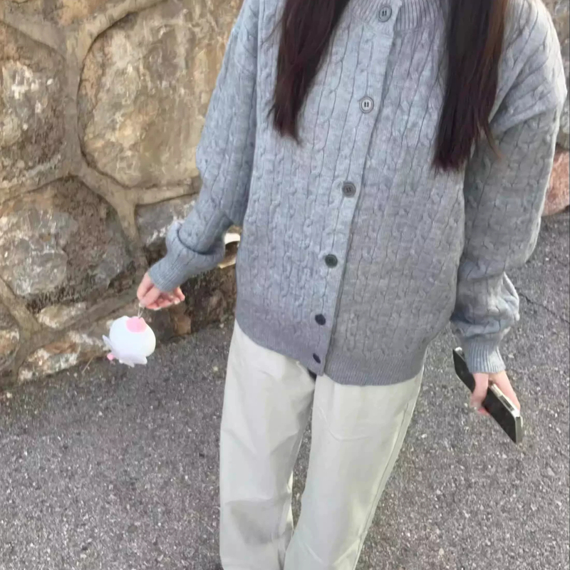 Retro Twist-Knit Lazy Style Gray Knitted Sweater Cardigan for Women, Very Stylish Loose-Fitting Outerwear with a Unique Design for Autumn Retro Twist-Knit Lazy Style Gray Knitted Sweater Cardigan for Women, Very Stylish Loose-Fitting Outerwear with a Unique Design for Autumn
