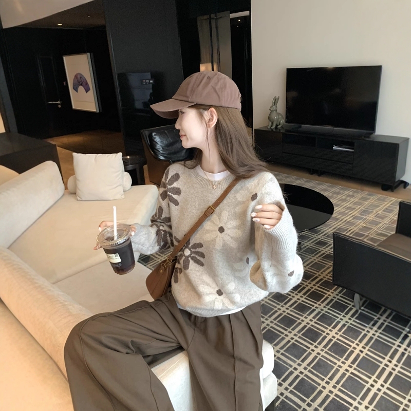 Very Pretty, Age-Reducing Daisy Jacquard Round-Neck Knit Sweater for Women, Autumn and Winter Korean Style, Lazy and Soft Sweater for Layering Very Pretty, Age-Reducing Daisy Jacquard Round-Neck Knit Sweater for Women, Autumn and Winter Korean Style, Lazy and Soft Sweater for Layering