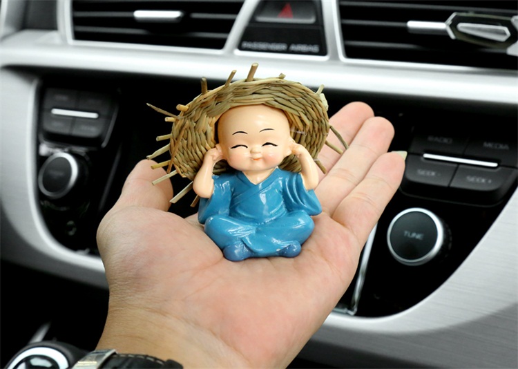 Xe trang sức trang trí bốn không nhỏ tu sĩ sáng tạo xe nước hoa trung tâm điều khiển sửa đổi cung cấp xe trang trí xe đồ trang trí trong xe ô tô