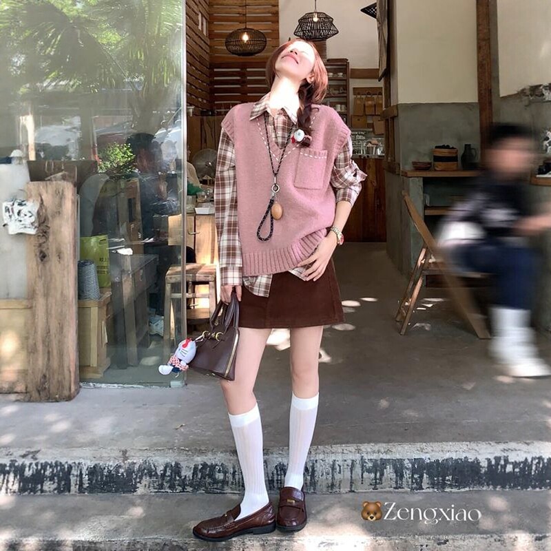 Korean-Style Pink V-Neck Knitted Vest for Women, New Autumn and Winter Sleeveless Outerwear, Versatile Layering Vest Korean-Style Pink V-Neck Knitted Vest for Women, New Autumn and Winter Sleeveless Outerwear, Versatile Layering Vest