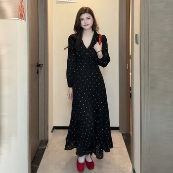 Plus-Size Polka-Dot V-Neck Dress for Autumn and Winter, Slimming French Hepburn Style Design, Niche Inner Dress for Slightly Chubby Women