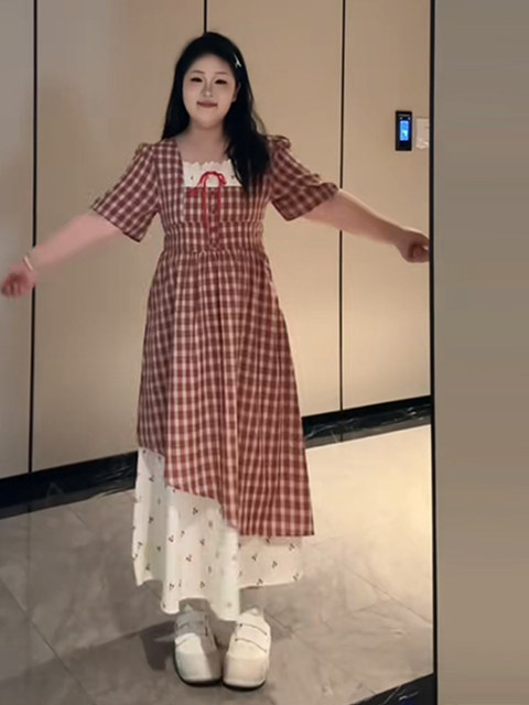 Large size age-reducing red plaid fake two-piece lace splicing floral skirt women's summer fat mm high-waist slim dress