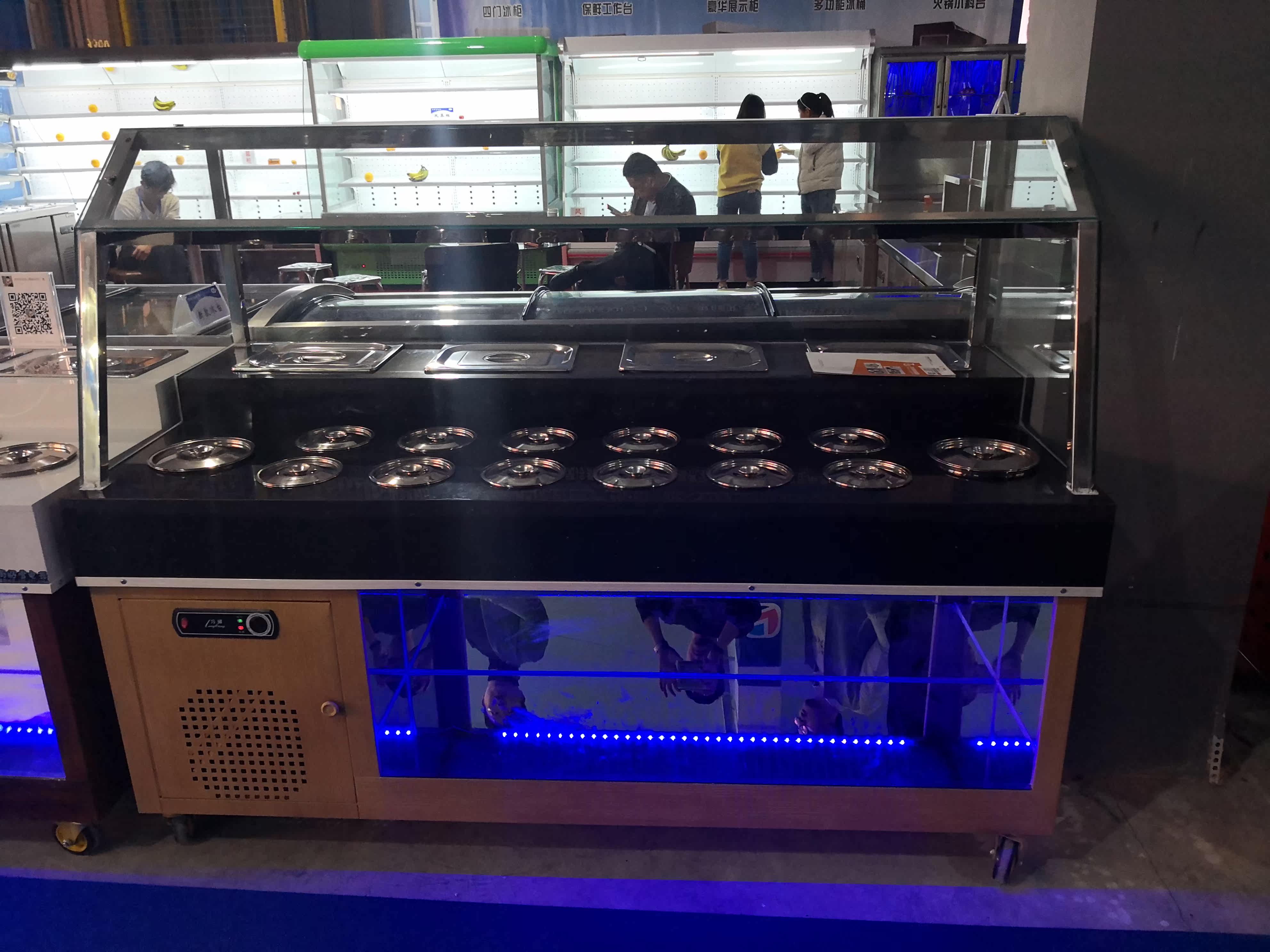 Fresh hot pot seasoning table Small material table Refrigerated fresh a la carte display Salad table Buffet dining room Hot pot seasoning cabinet