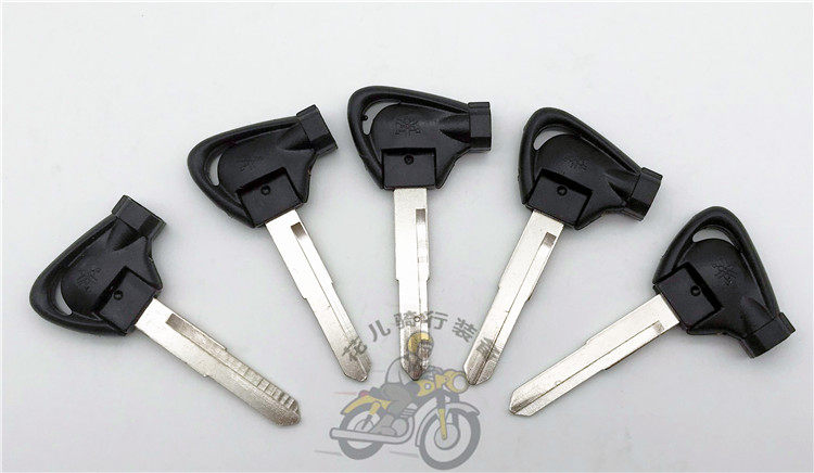 Suitable for Yamaha Fighting Xunying 125 foldable key embryo key handle locomotive modification