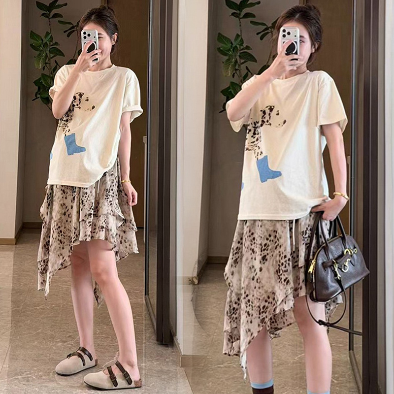 Fashionable Maternity Summer Outfit: Casual Dog Print Short-Sleeved Top and Irregular Leopard Print Skirt for Pregnancy