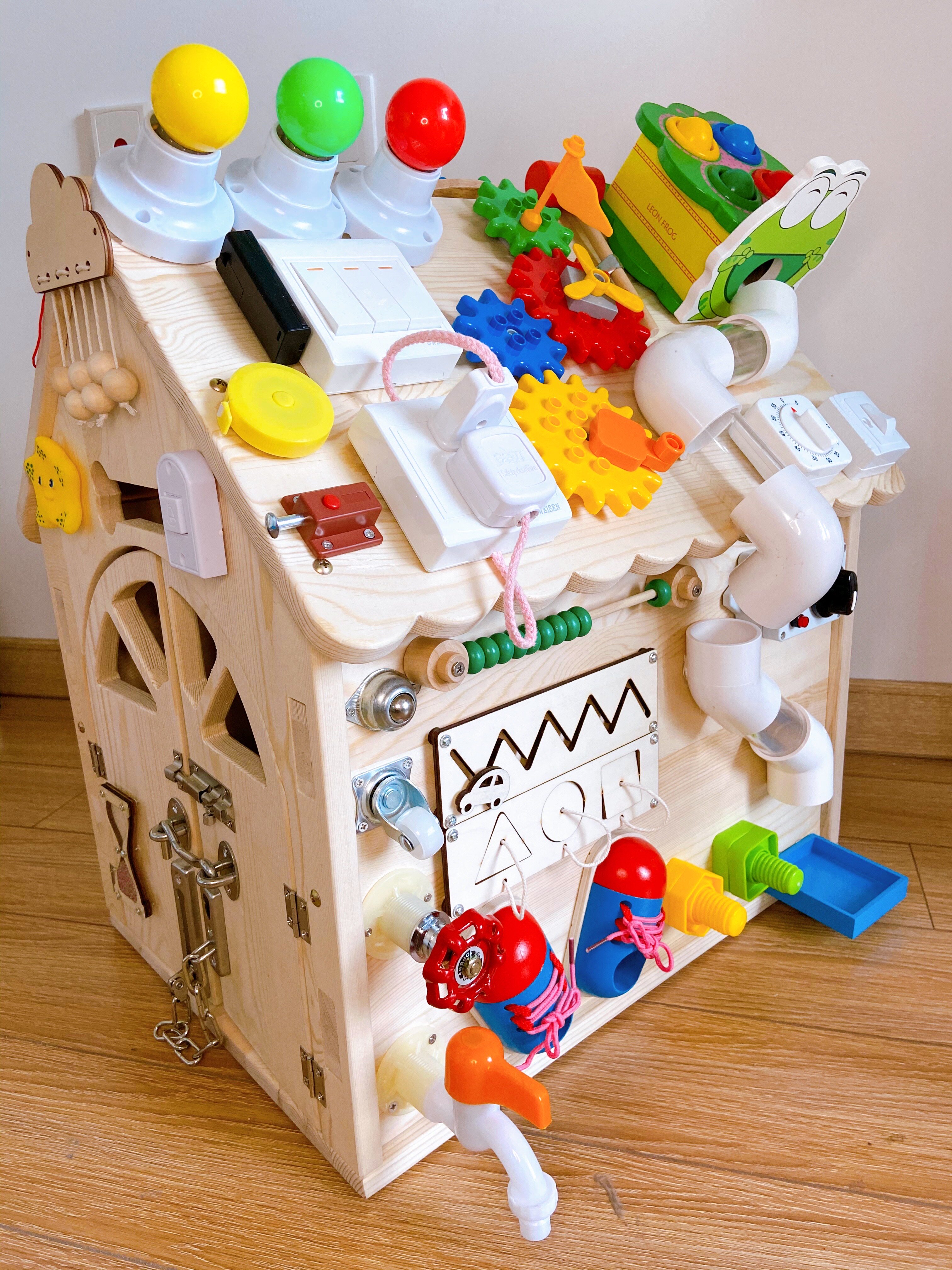 Busy House Christmas Solid Wood House Import Piping Lock Mont Shuttle Benefit Wise Gift Handcrafted Material Ball Clock