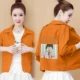 Áo khoác denim size lớn cho nữ 2020 mẫu in mùa xuân khâu màu kẹo ngắn học sinh màu áo khoác hoang dã - Áo khoác ngắn