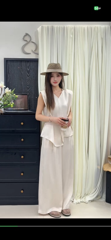 Muyu's New Summer Textured Fashion V-Neck Sleeveless Vest + Wide-Leg Pants Two-Piece Set with a Stylish Belt Muyu's New Summer Textured Fashion V-Neck Sleeveless Vest + Wide-Leg Pants Two-Piece Set with a Stylish Belt