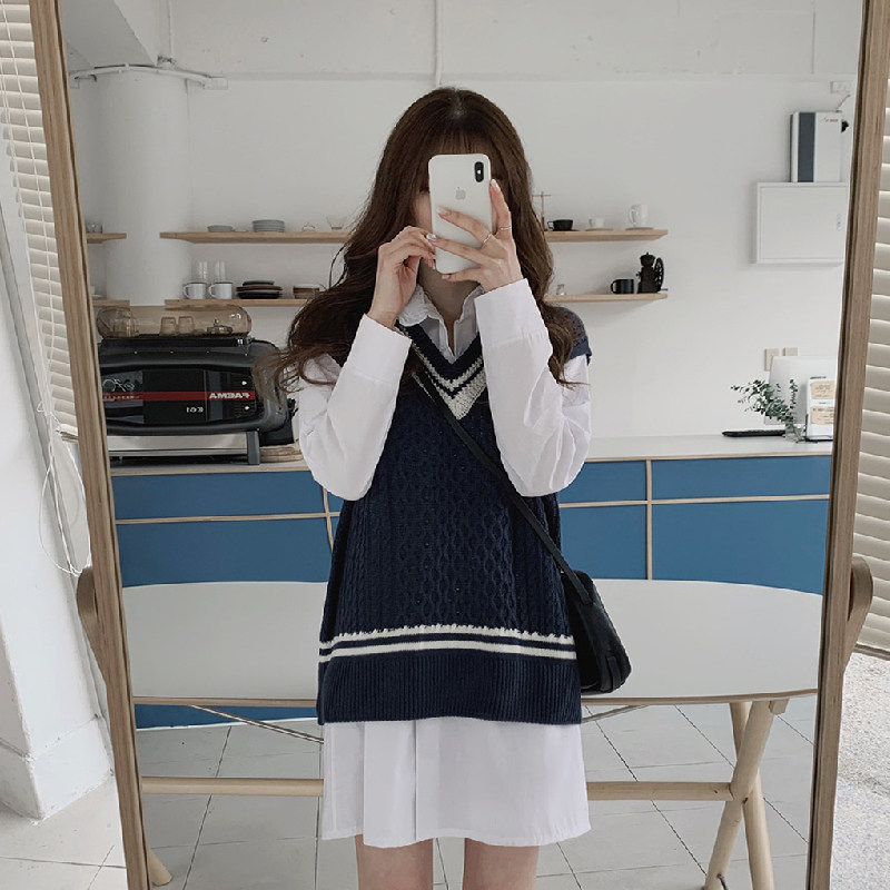 2022 autumn new V-neck vest knitted vest women's outer wear Korean version of the college style vest sleeveless top coat