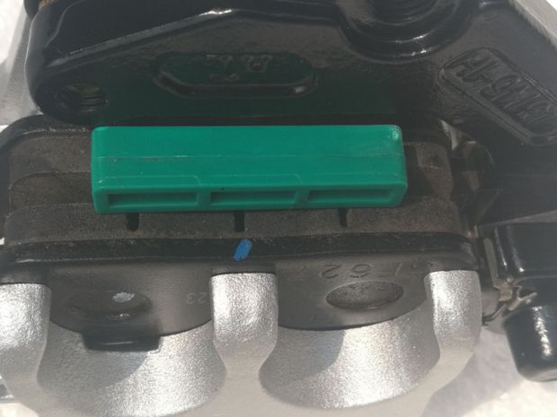 Đối với Suzuki Prince Edward Cool GZ150-A bơm phanh trước Bánh trước lắp ráp phanh bánh trước với má phanh - Pad phanh bộ thắng đĩa trước sirius