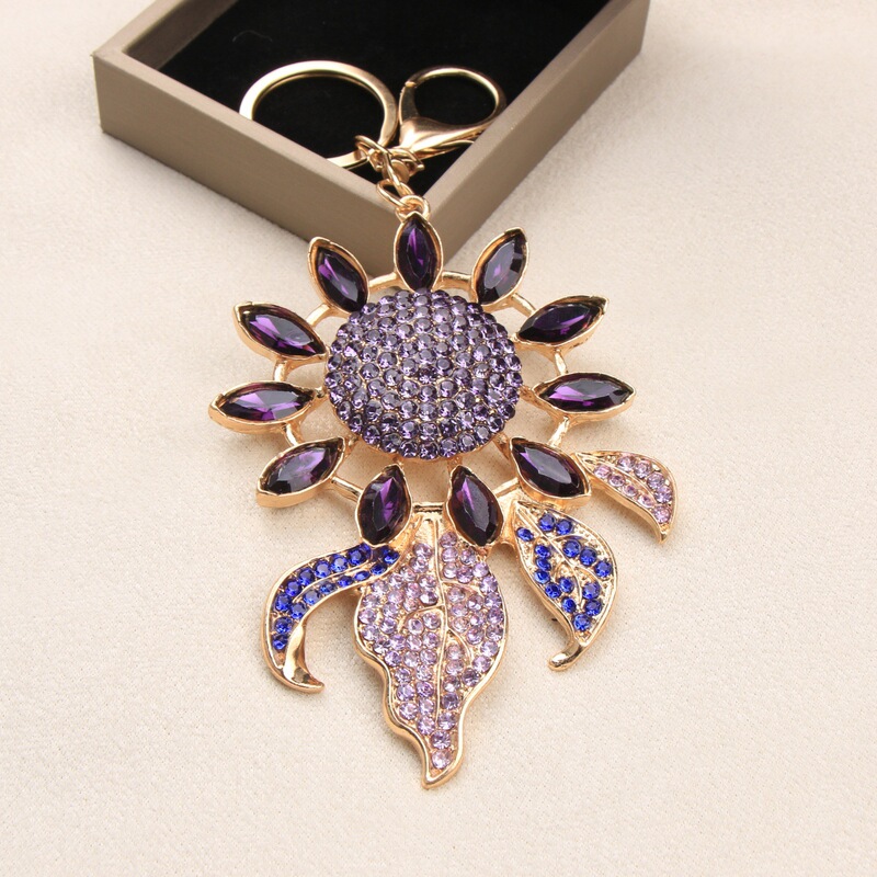 Retro European and American Sunflower Keychain, High-End Diamond-Encrusted Sunflower Alloy Keychain, Backpack Accessories, Personalized Pendant
