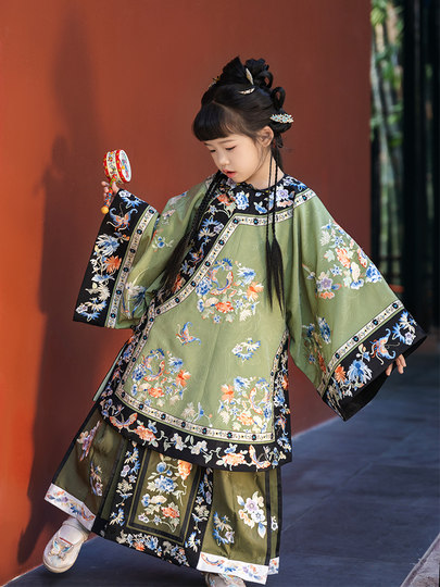 Mädchen fotografieren langärmlige Han-Kleidung für Kinder im späten Qing-Frühlings- und Herbststil im Qing-Han-Stil mit antiken Elementen und Mandschu-Ethno-Kostümen