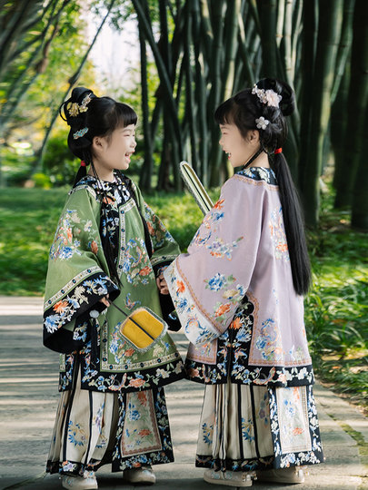 Mädchen fotografieren langärmlige Han-Kleidung für Kinder im späten Qing-Frühlings- und Herbststil im Qing-Han-Stil mit antiken Elementen und Mandschu-Ethno-Kostümen