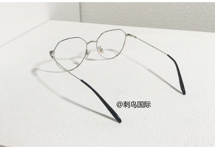 Gương phẳng siêu nhẹ dành cho nam và nữ có cùng độ bất thường có thể được trang bị bức xạ cận thị phiên bản Hàn Quốc của khung không kính clip mắt kính điện biên phủ