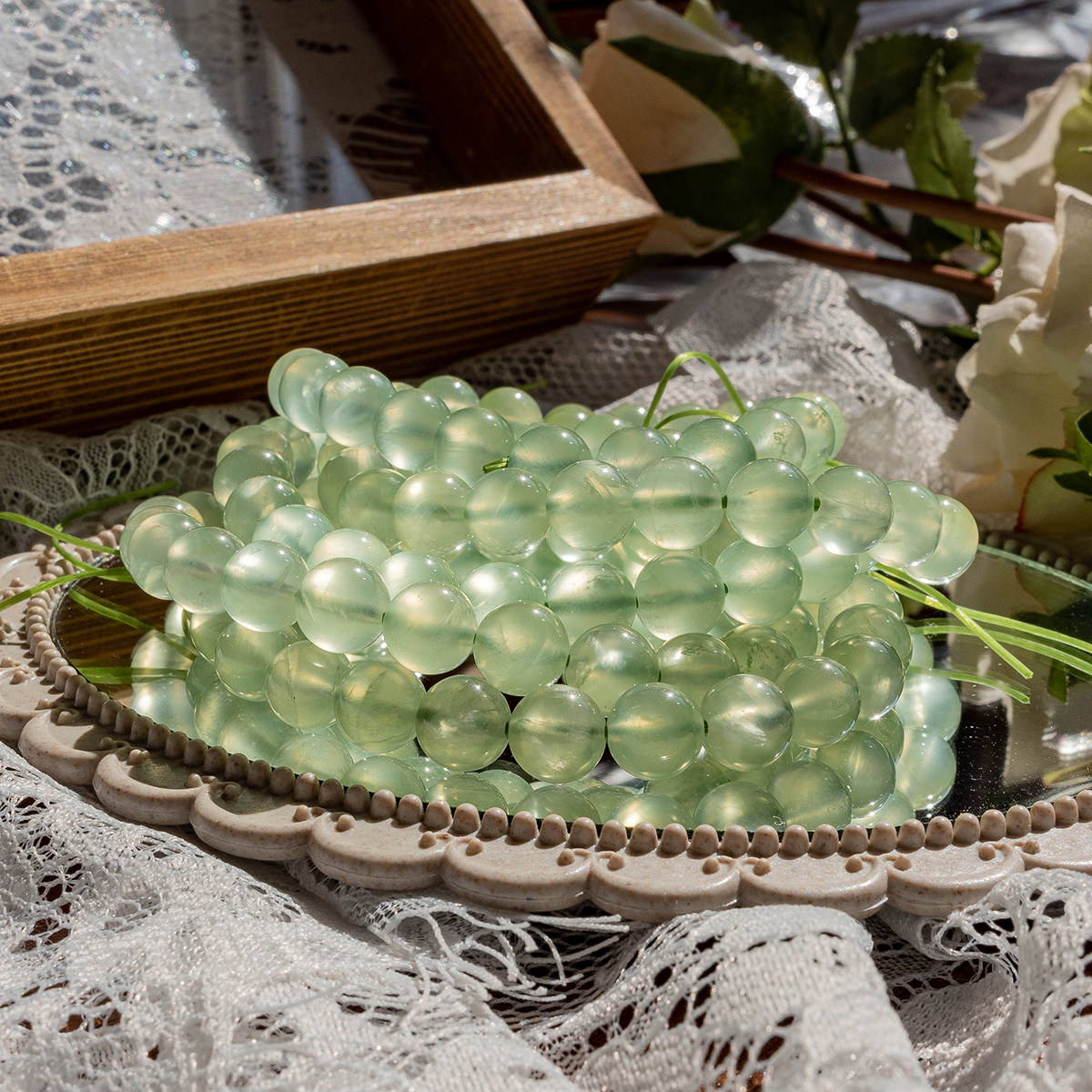 天然素材を使用した、コレクターグレードのアイスプレナイトブレスレット。透明なプレナイトバングルで、シングルループ、ユニセックス仕様。ギフトにも最適です。