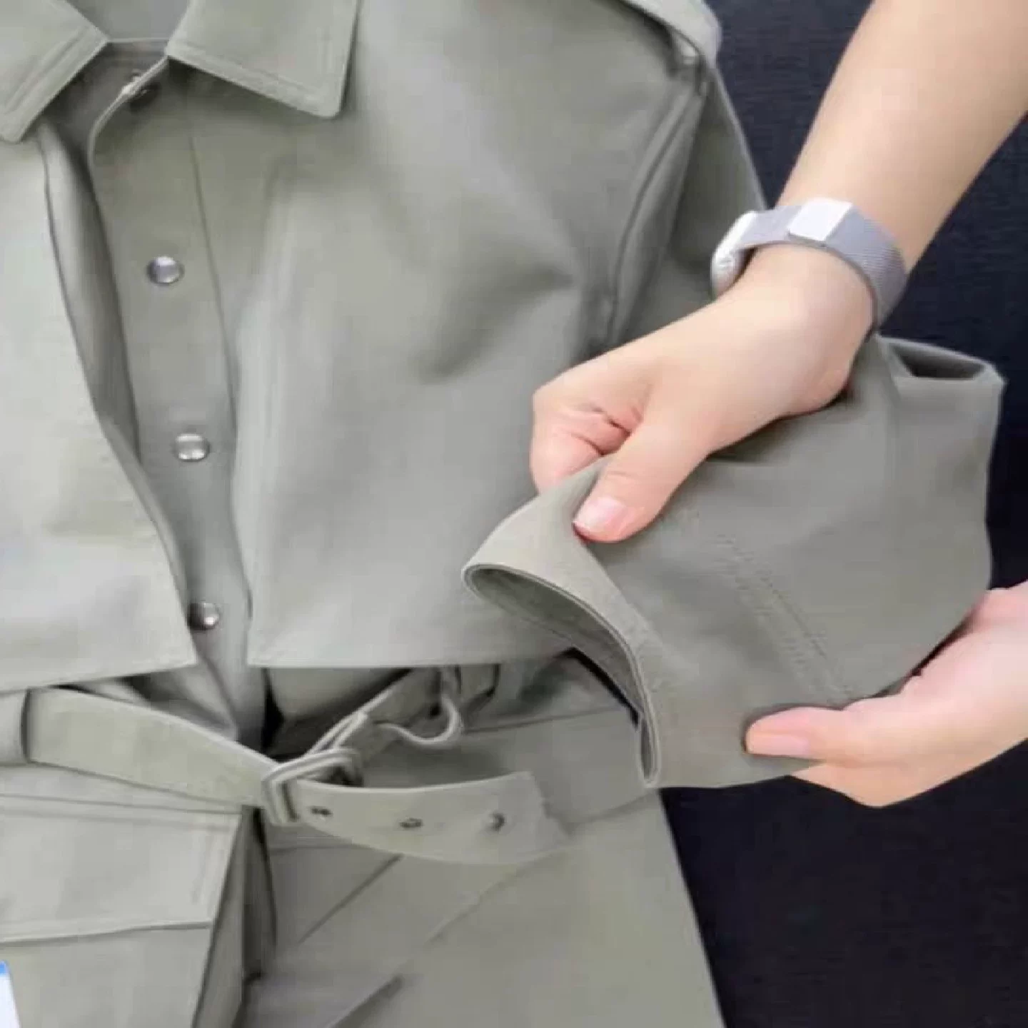 The counter has withdrawn the cool, unique, chic and good-looking olive green trench coat, Korean style early autumn top for small people