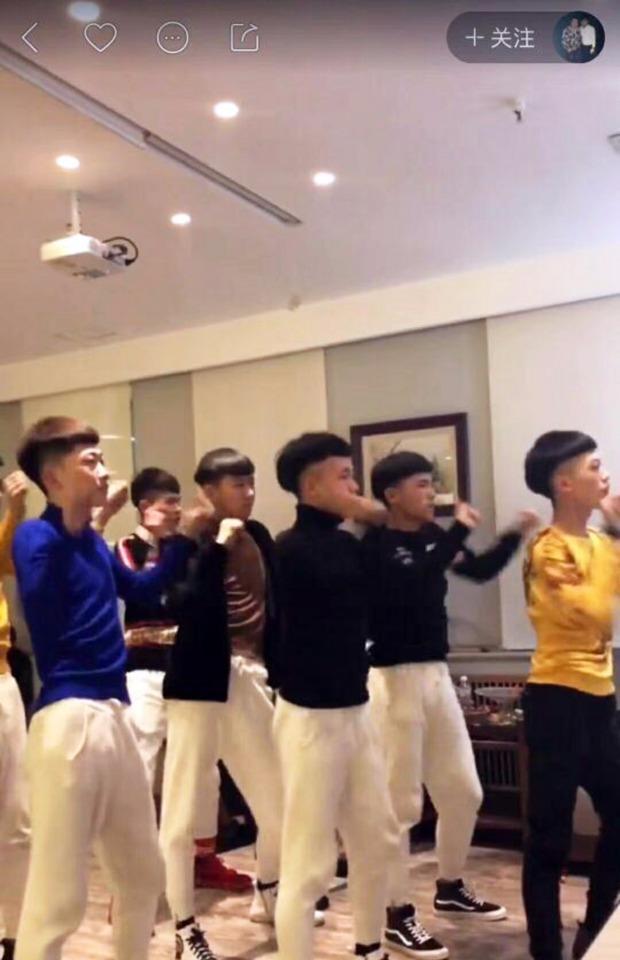 Xã hội anh chàng quần dài nhanh màu đỏ người đàn ông với quần trắng nam mùa đông chàng trai chân nhỏ quần quần chùm quần thể thao nam