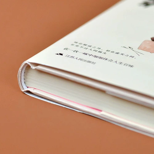 «Яше говорит о еде», памятное издание в твердом переплете, содержит статьи Лян Шицю о еде, отражающие глубокую привязанность автора к своему родному городу и родственникам, памятное издание в твердом переплете, посвященное 120-летию Лян Шицю, современные литературные прозаические эссе.