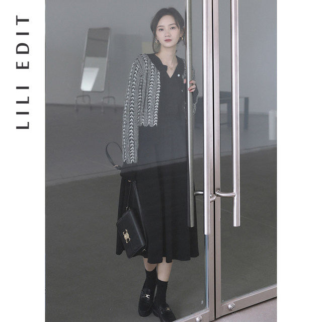 LILI EDIT/2021 early autumn new style French retro round neck buttoned sweater knitted cardigan jacket women's clothing