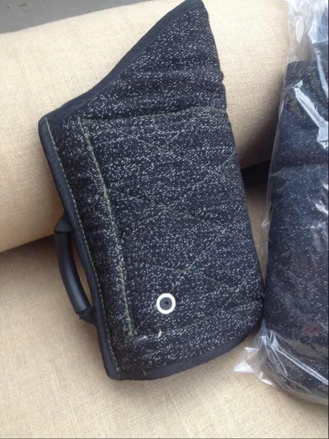 Young dog bashing with sleeveless sleeve working dog Mound dog Depasture dog bite target opening cuff armguard armguard biting pillows