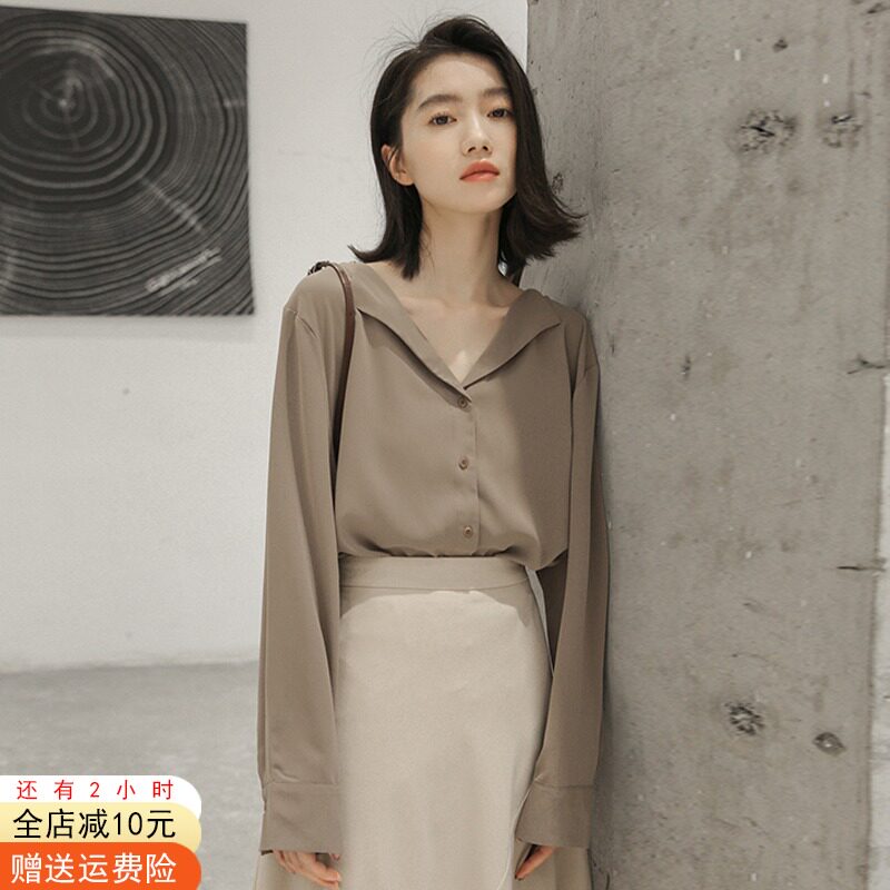 Early autumn lady's new shirt and summer design sense of the small class in the spring of 2021, the thin V - collar cold wind