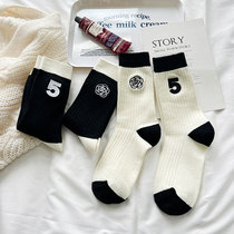 Japanese black and white minimal letter flowers in the cylinder in the teenage girl in the tide personality