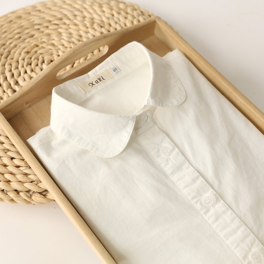 Универсальная базовая белая хлопковая рубашка для женщин.