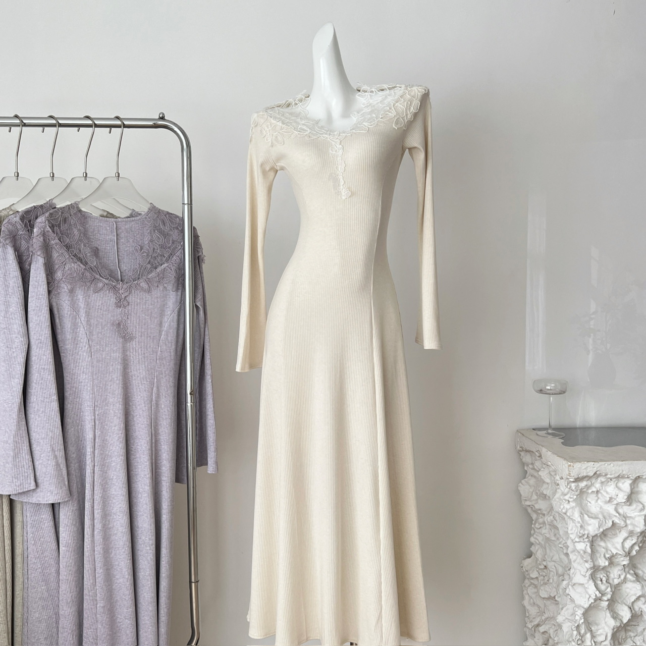 Кружевное трикотажное платье с v-образным вырезом и тонкой длинной юбкой а-силуэта Gentle atmosphere