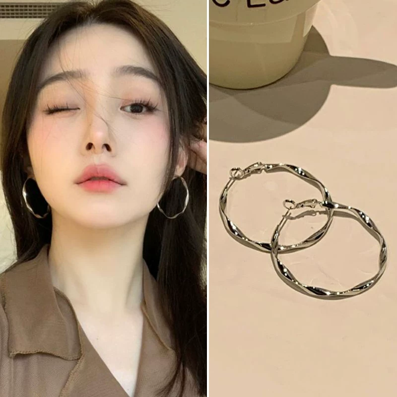 Large earrings with pigtail