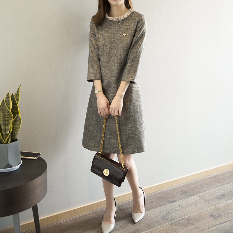 Dress spring and autumn 2022 new Korean version temperament round neck fungus edge slimming three-quarter sleeve mid-length bellflower skirt