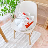 Белые кроссовки