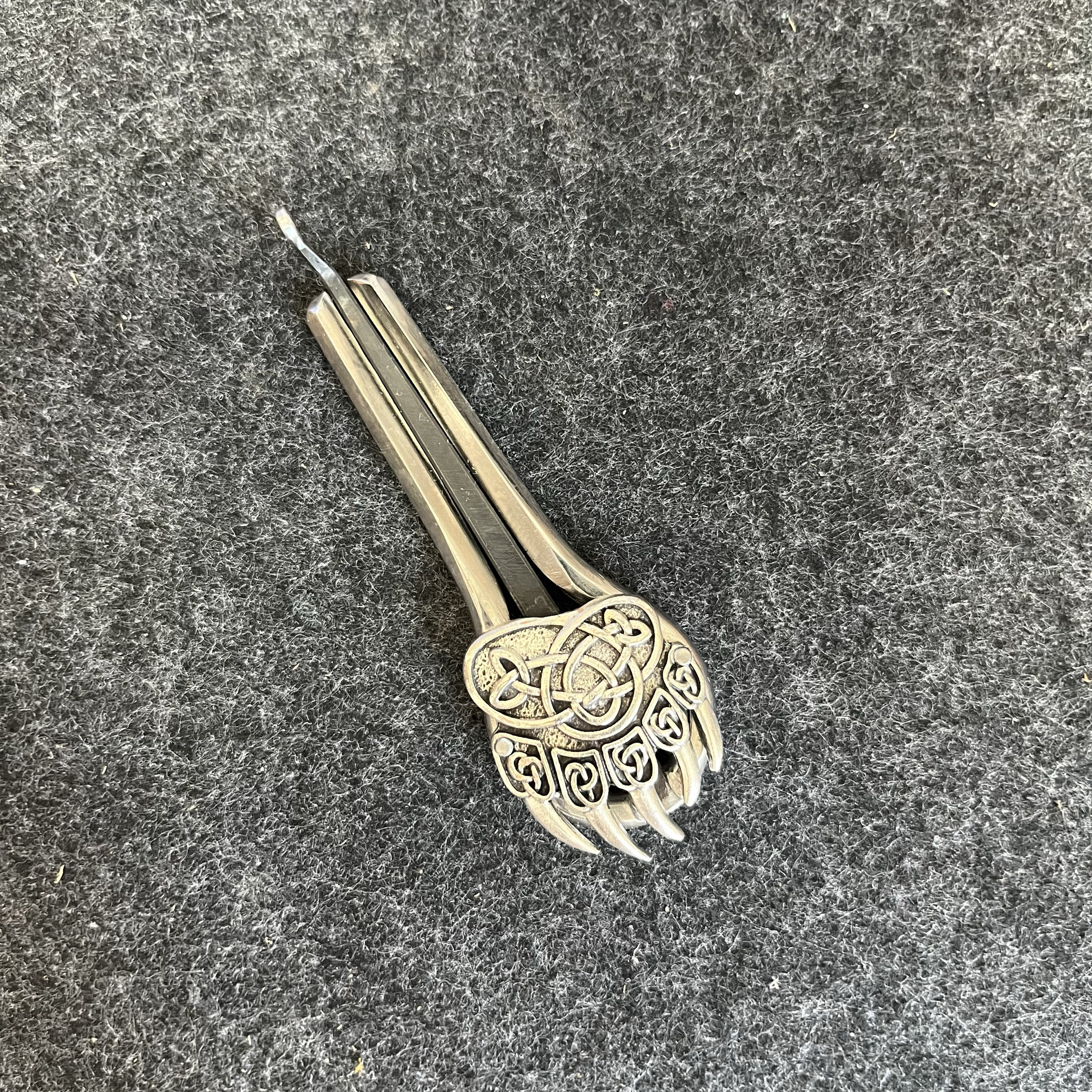 ロシア製のスチール製マウスハープは、爪状の金具を用いて手作りされており、美しい音色を生み出し、喉歌に最適です。