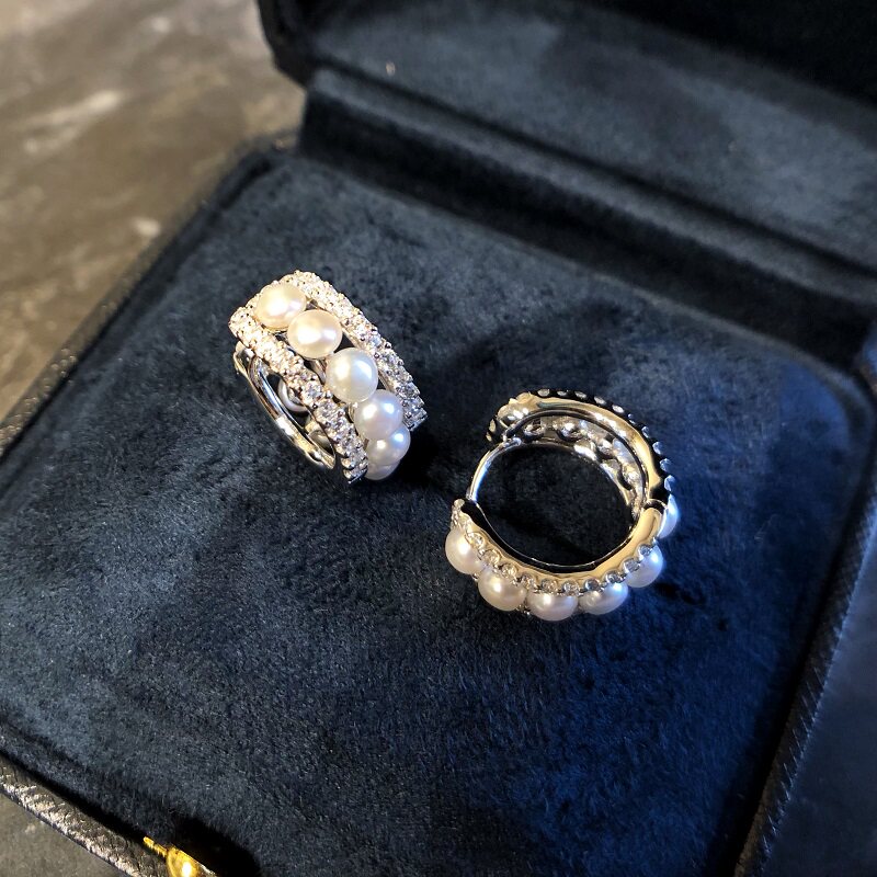 The beauty of the female pearl earrings of the original fidelity of the faithful French circle freshwater pearl earrings of the female niche design elegant temperament