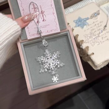 Ice-clear snowflake mobile phone chain, girl's heart pendant, romantic winter creative gift for best friends