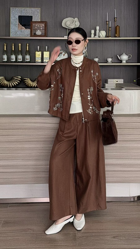 2026 Autumn New High-End Heavy-Duty Beaded Sequin Short Jacket + Cropped Pants Set 8790 2026 Autumn New High-End Heavy-Duty Beaded Sequin Short Jacket + Cropped Pants Set 8790