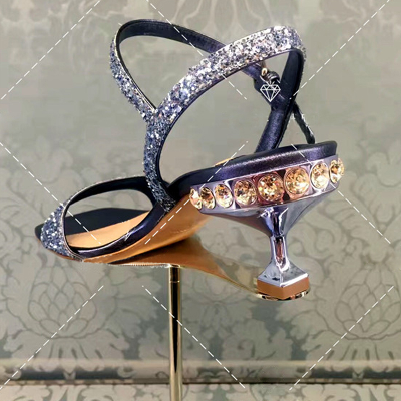 Một từ với giày sandal nữ mùa hè 2018 mới đẹp với đầu vuông với sequin bạc nữ hở mũi cao gót giày dép