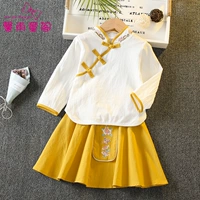 Погруженная девушка желтая