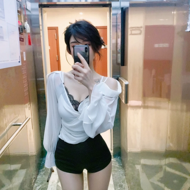 Little Hoot Rabbit's Rich Daughter's High-End Casual and Relaxed Style Battle Outfit V-Neck Off-Shoulder White Hunting Shirt Top