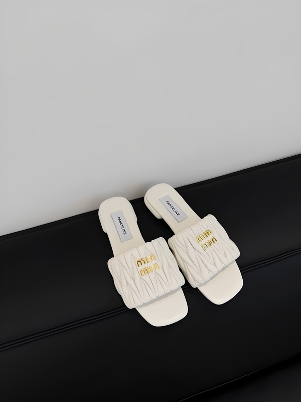 【Fuu】Classic and Versatile~ Black/White/Beige/ Metal Letter Buckle Pleated Flat Slippers for Women, Suitable for Outdoor Wear in Summer