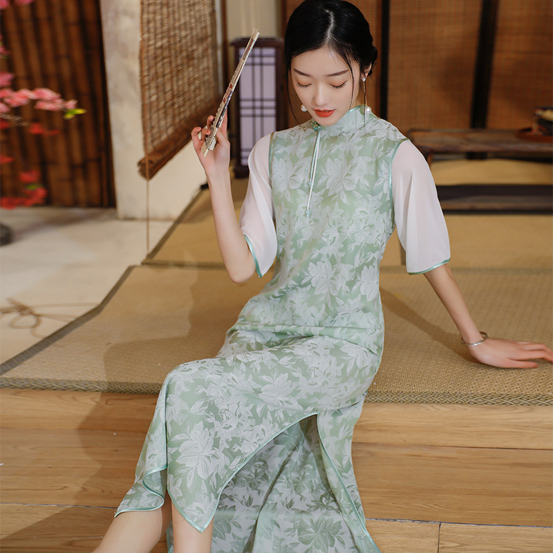 The Republic of China is windy and windy with young ladies and women in the middle of the year.