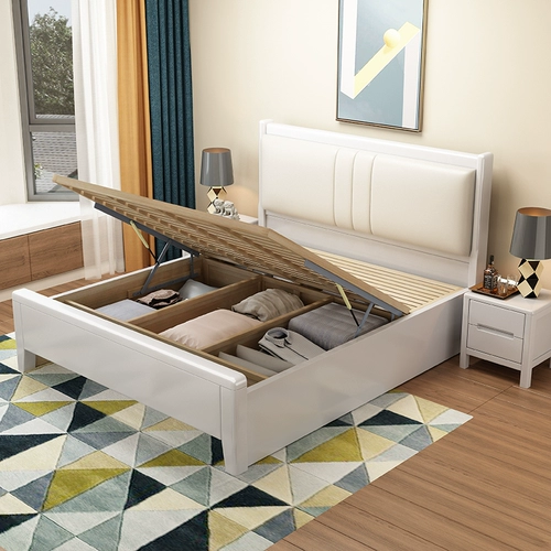 Белая северная европейская кровать с твердым деревом.