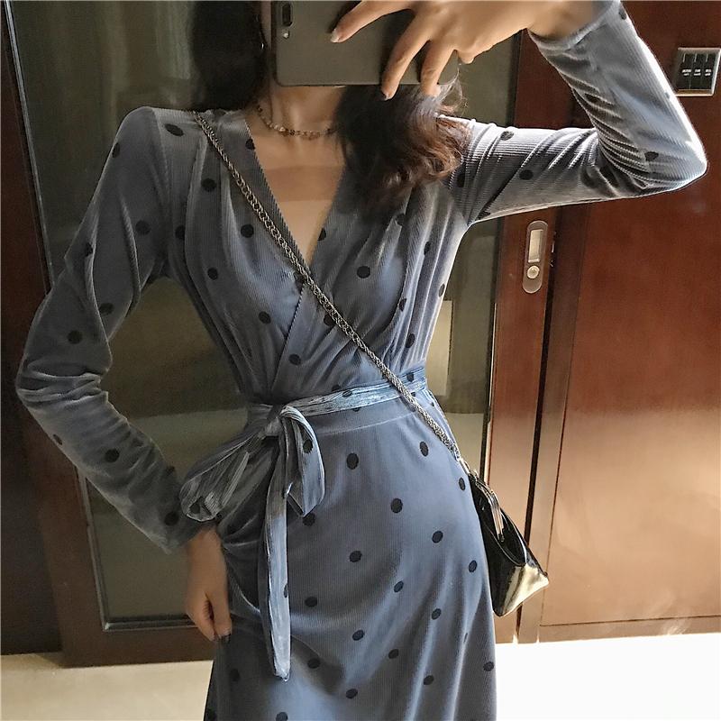 Đầm nhung vàng thời trang mùa thu Hàn Quốc của phong cách retro hoang dã sang trọng, dây thắt lưng cao điểm sóng tay dài trong váy dài đầm maxi